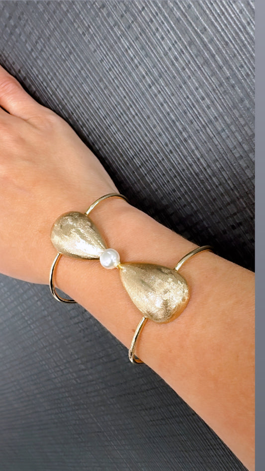 Bow cuff